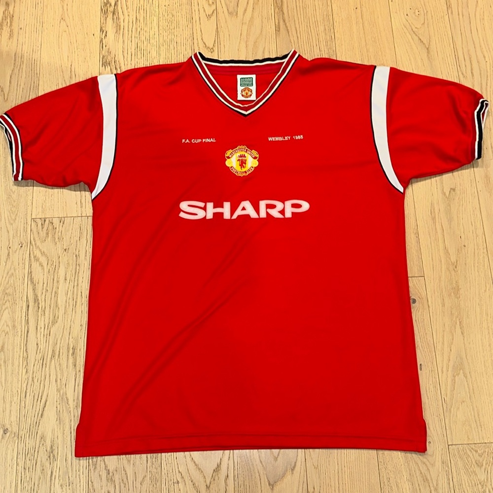 Retro Manchester United Jersey
Size:2XL/XXL
Good Condition